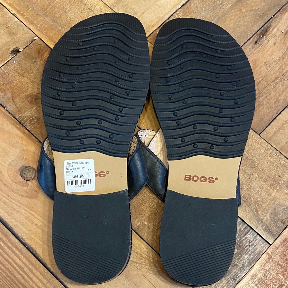 Bogs Black Floral-Patterned Thong Sandals - Picture 4 of 5